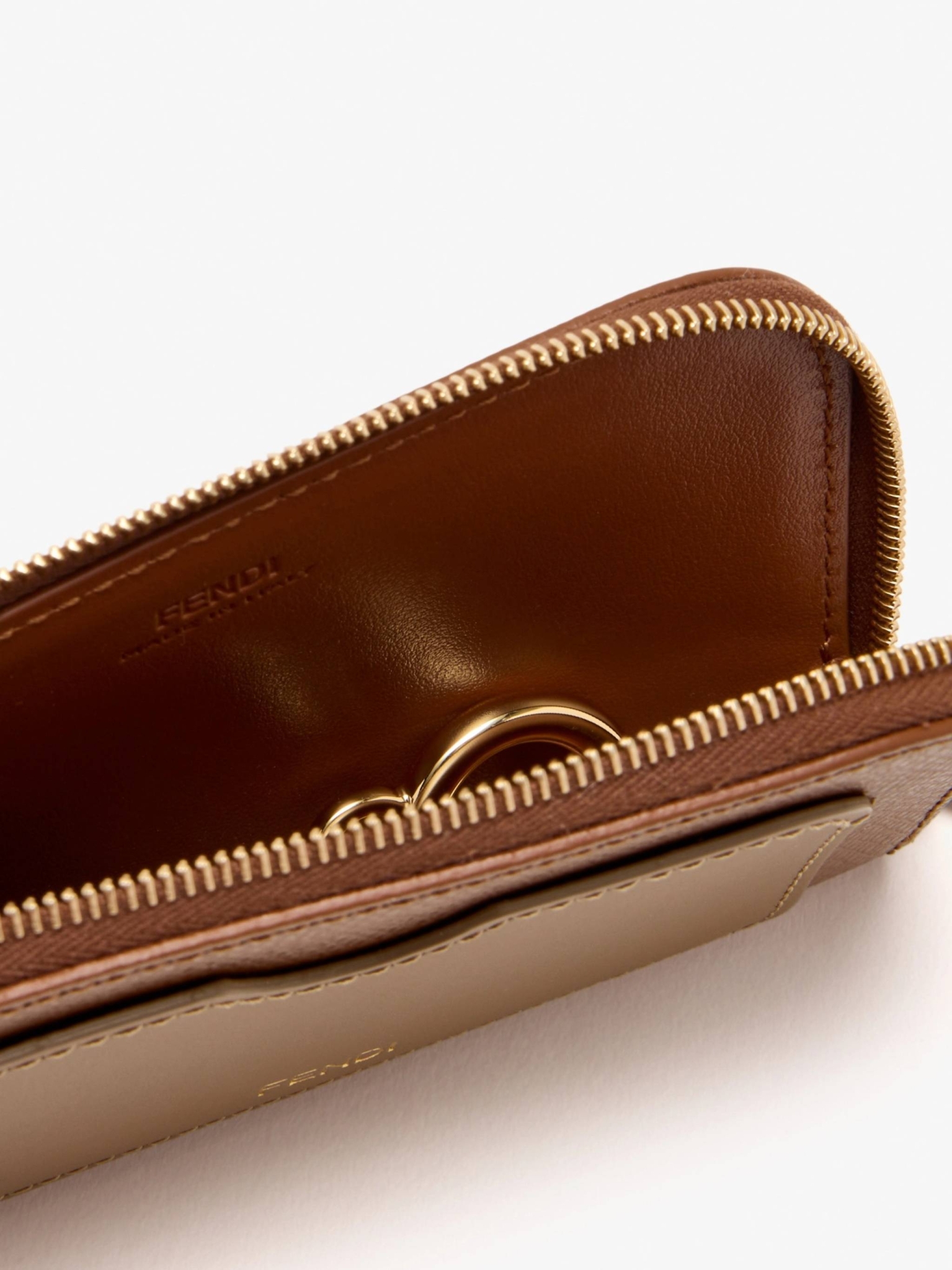 [Fendi] Clutch bag FW26 8M0558 B140