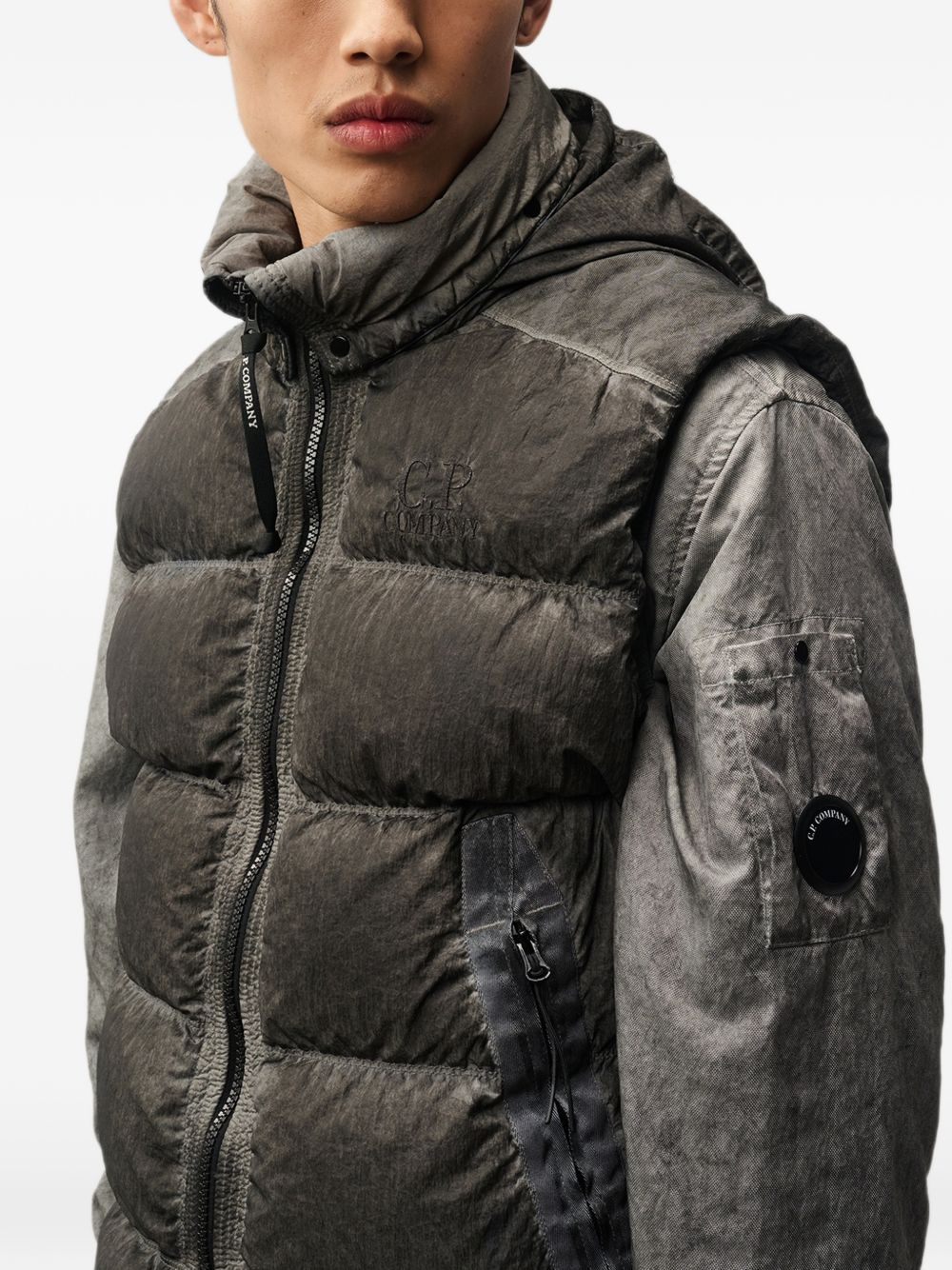 [C . P . COMPANY] Down Vest FW26 21CMVE114A006369SR90