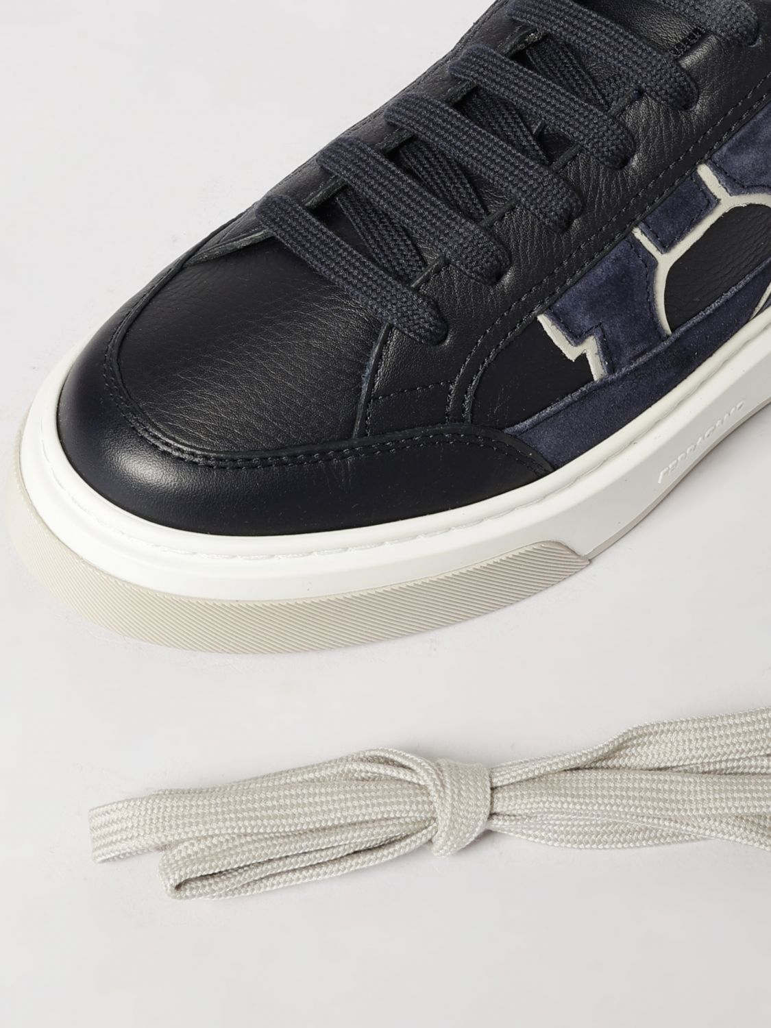 [Ferragamo] Sneakers SS26 02A048 784538 NAVY