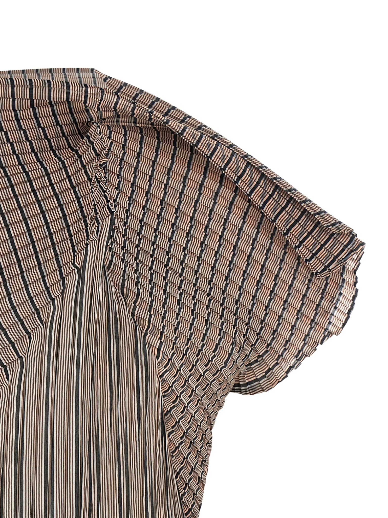 [Issey Miyake] Tank top FW25 IM58FJ13917