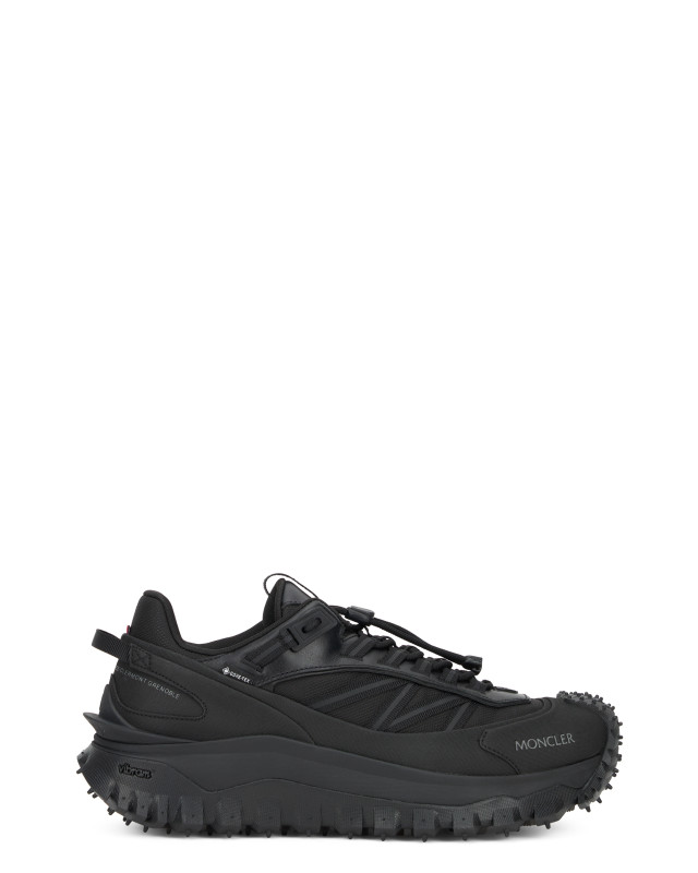 Sport shoes with high sole