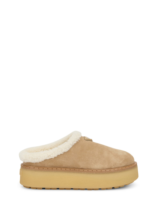 Slippers with fur