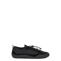 Sneakers with contrasting laces