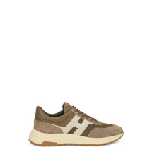 Sports shoe with high sole