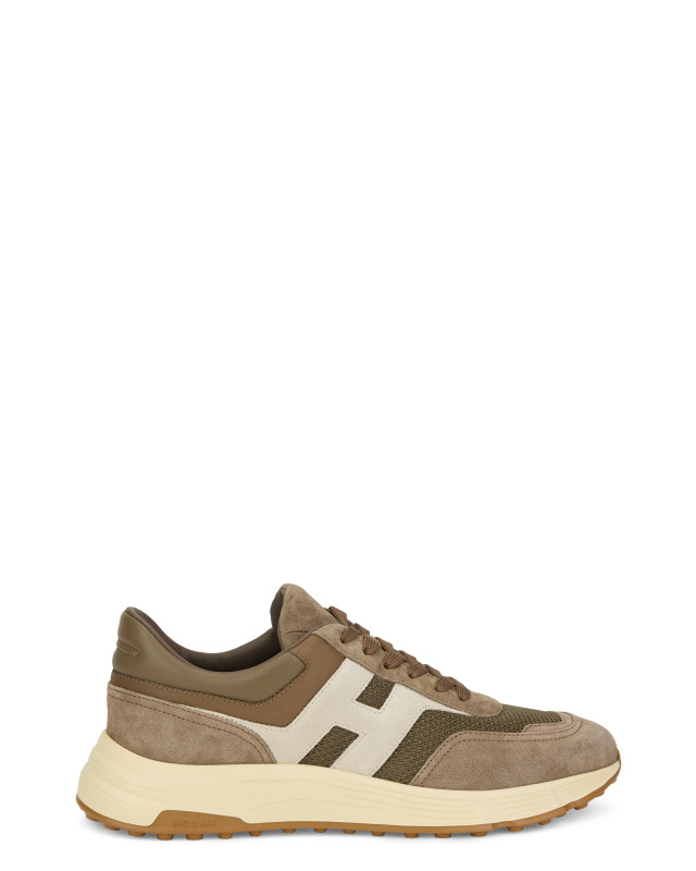 Sports shoe with high sole