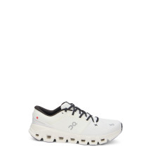Sneakers with contrasting details