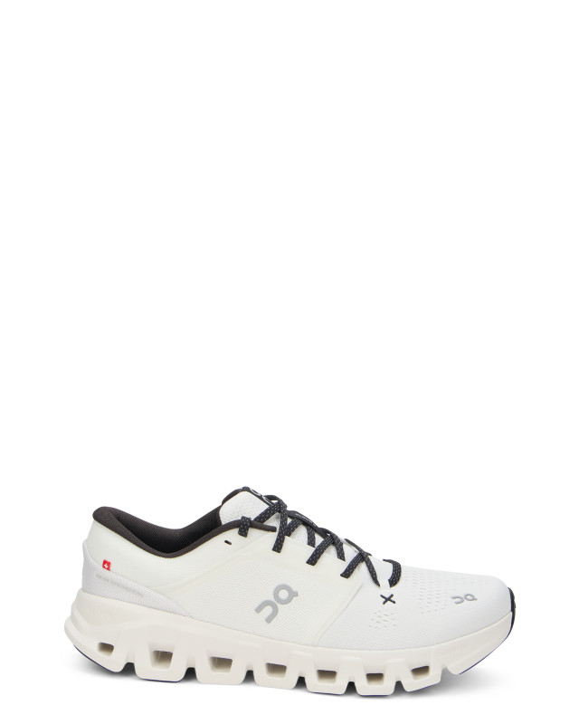 Sneakers with contrasting details