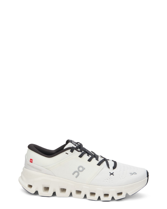 Sneakers with contrasting details
