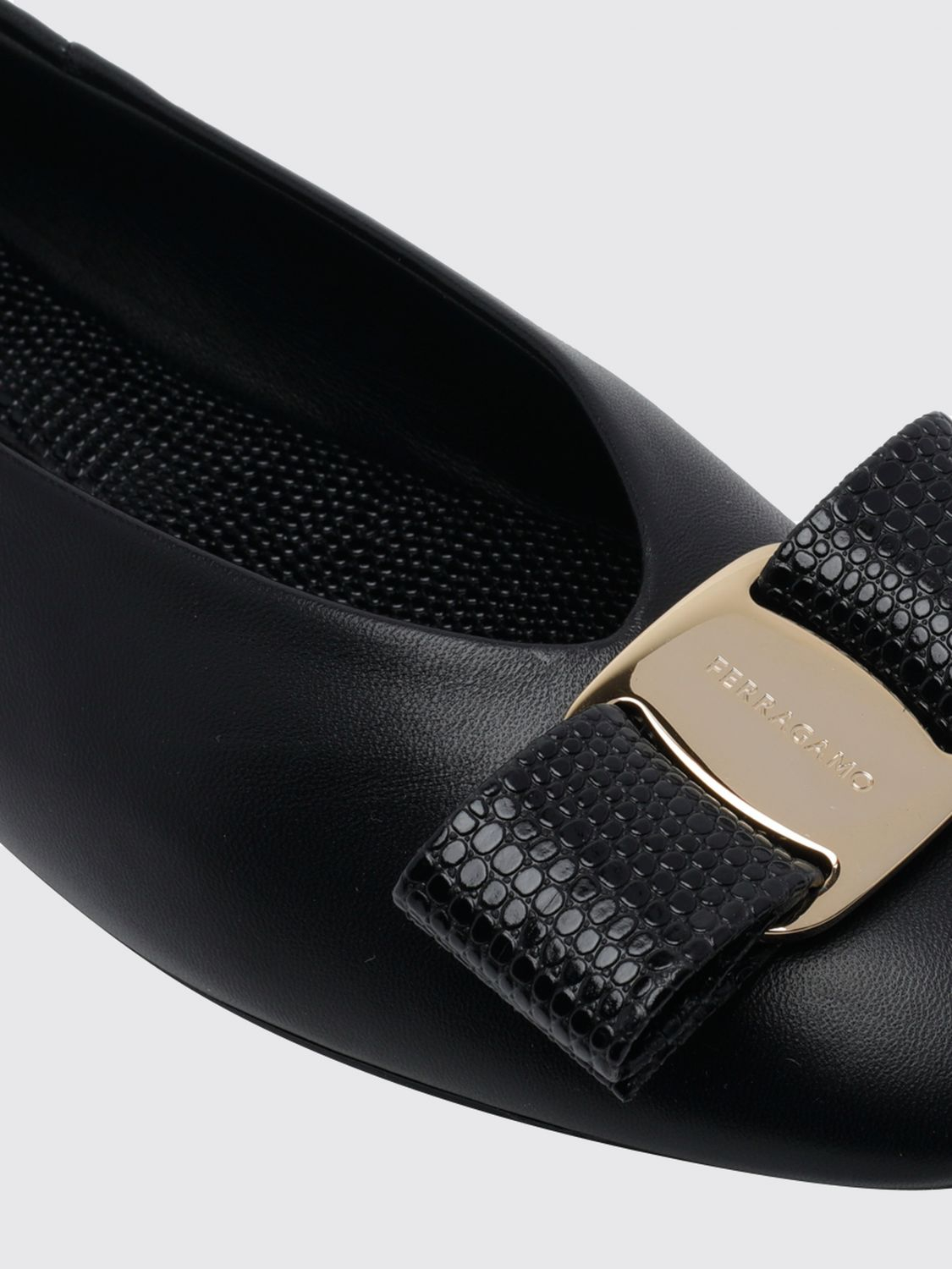[Ferragamo] Flat shoes FW26 01K221 782883 NERO